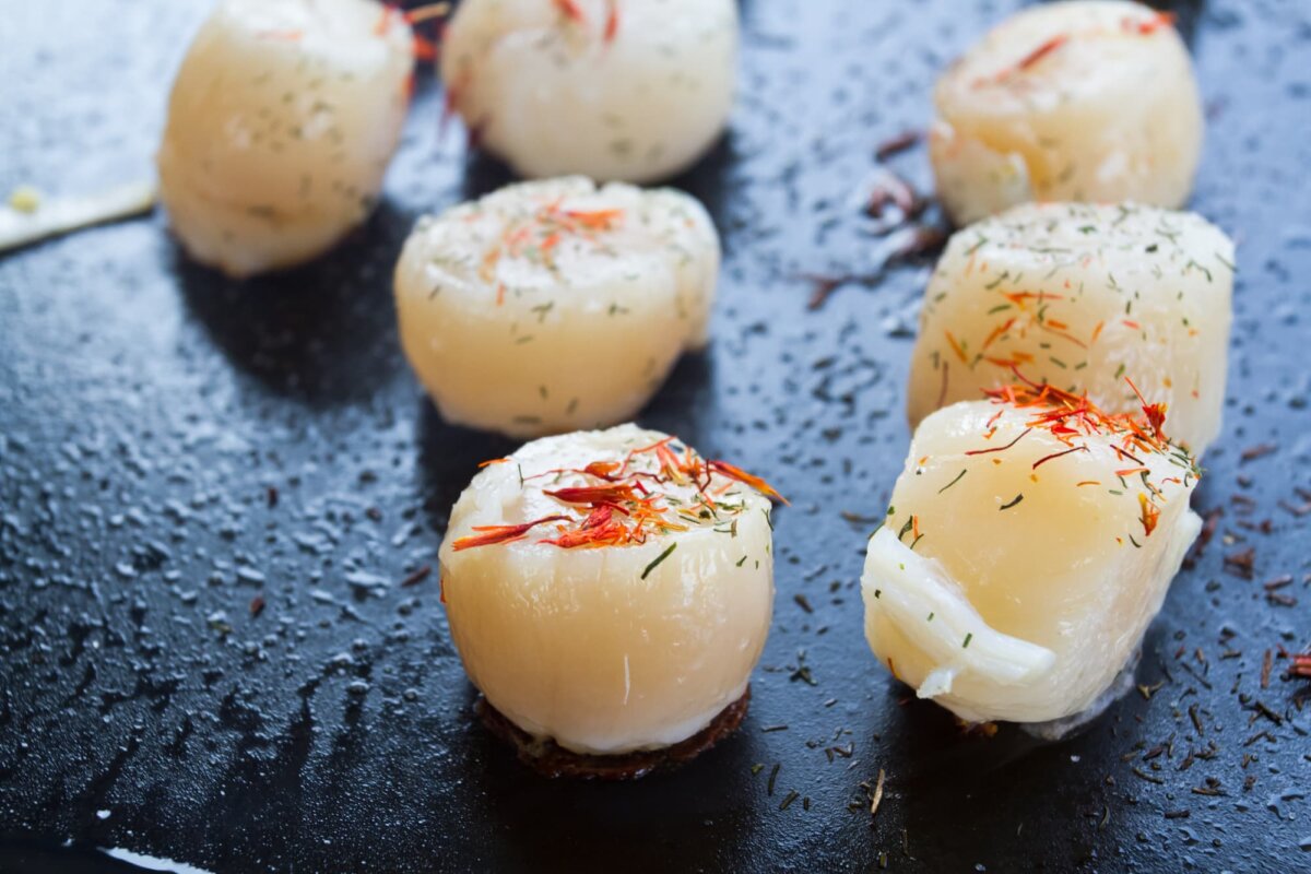 NOIX DE SAINT JACQUES | Hotel Restaurant Chez Valerie Les noix de Saint-Jacques à la provençale : un délice à déguster en amoureux Guebwiller