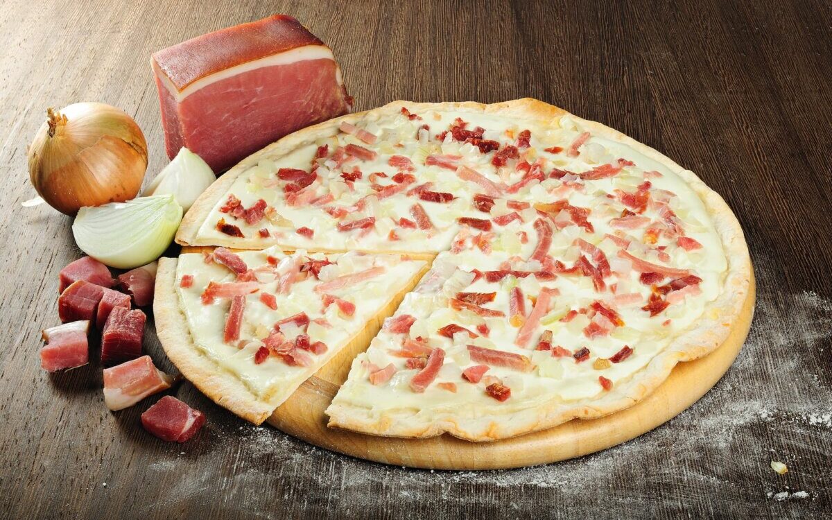 TARTE_FLAMBEE_NATURE 1200X750 | Hotel Restaurant Chez Valerie Tarte flambée nature : pourquoi le goût authentique reste le préféré des puristes ? Saint-Louis